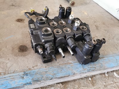 Lot JCB Valve Block