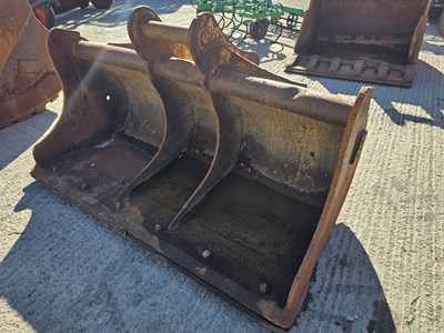 Lot 70" Grading Bucket 80mm Pin to suit 20 Ton Excavator