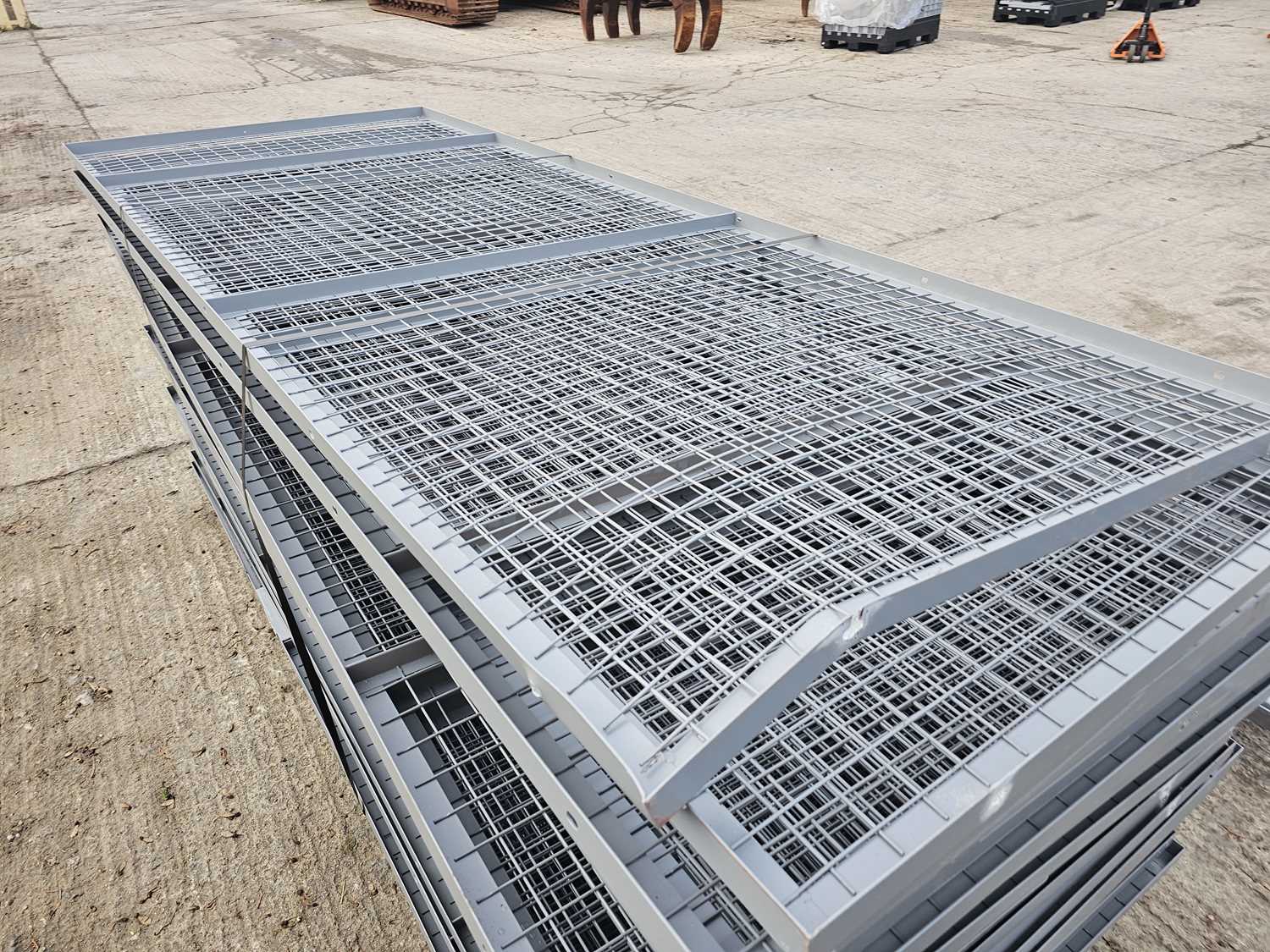 Lot 840 - Selection Of Mesh Caging & Frame Work