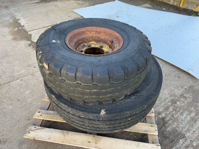 Lot Pallet of 2 Tyres , 1x 12.5/80/15.3 , 1 x295/80/R22.5