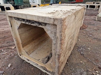 Lot 610 - 140cm x 140cm x 200cm Concrete Culvert, 100cm x 100cm Centre, 5.5Ton