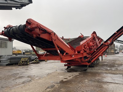 Lot Terex Finlay 883 Tracked 3 Way Split Screener, Steel Apron Feeder, Finger Bar Top Deck With Hydraulic Folding Discharge Conveyors