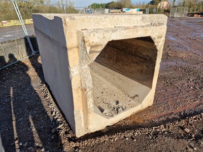 Lot 589 - 140cm x 140cm x 200cm Concrete Culvert, 100cm x 100cm Centre, 5.5Ton