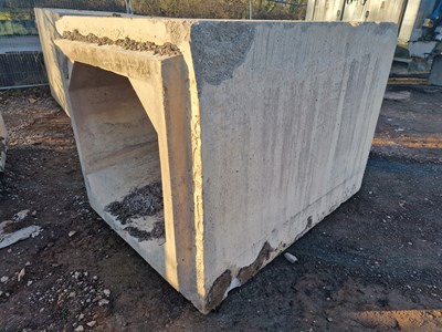 Lot 590 - 140cm x 140cm x 200cm Concrete Culvert, 100cm x 100cm Centre, 5.5Ton