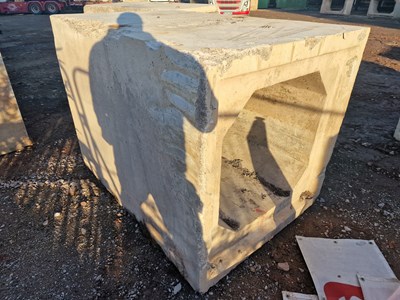 Lot 592 - 140cm x 140cm x 200cm Concrete Culvert, 100cm x 100cm Centre, 5.5Ton