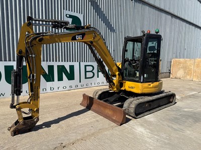 Lot 63 - 2017 CAT 3052 CR, Rubber Tracks, Blade, Piped, Aux, Hydraulic Quick Hitch, LED Lights, Warning Beacons, A/C