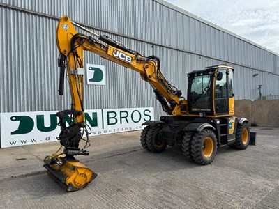 Lot 2018 JCB 110W 360 Cab, Blade Fitted With a FEMAC Hedge Trimmer Attachment With Tilt & Rotate, Hydraulic Quick Hitch, Piped, Air Con, Heated Seat, LED Lights, Warning Beacons .