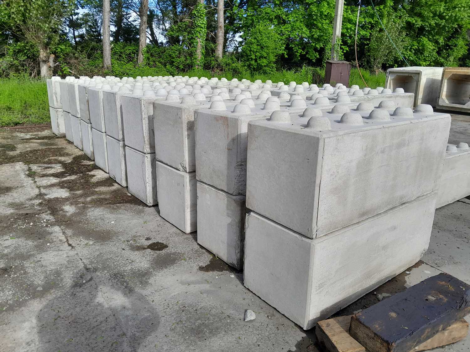 Lot 648 - 150cm x 60cm x 60cm Concrete Lego Block, 1.3