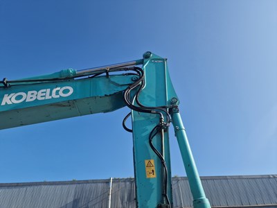 Lot 2002 Kobelco SK135SRLC, 700mm Steel Tracks, Blade, CV, Geith Hydraulic QH, Piped, A/C, 40" Bucket