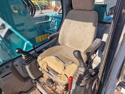 Lot 2002 Kobelco SK135SRLC, 700mm Steel Tracks, Blade, CV, Geith Hydraulic QH, Piped, A/C, 40" Bucket
