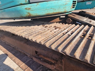 Lot 2002 Kobelco SK135SRLC, 700mm Steel Tracks, Blade, CV, Geith Hydraulic QH, Piped, A/C, 40" Bucket