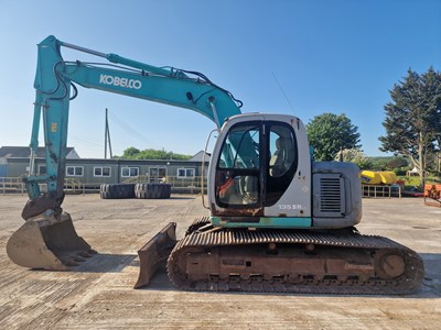 Lot 2002 Kobelco SK135SRLC, 700mm Steel Tracks, Blade, CV, Geith Hydraulic QH, Piped, A/C, 40" Bucket