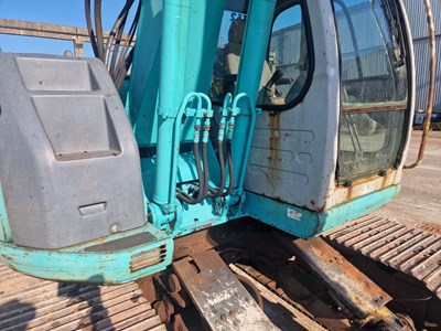 Lot 2002 Kobelco SK135SRLC, 700mm Steel Tracks, Blade, CV, Geith Hydraulic QH, Piped, A/C, 40" Bucket