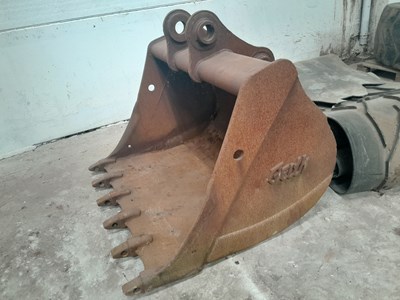 Lot 607 - Geith 60" Digging Bucket 80mm Pin to suit 20 Ton Excavator (Pin Centres 45cm, Dipper Width 31cm)