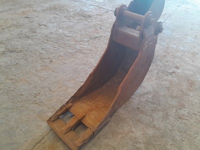 Lot 534 - 18" Digging Bucket 65mm Pin to suit 13 Ton Excavator (Pin Centres 40cm, Dipper Width 26cm)