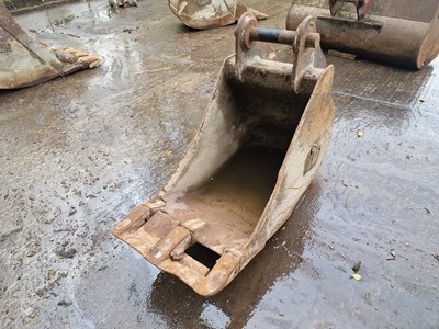 Lot 547 - JCB 24" Digging Bucket 65mm Pin to suit 13 Ton Excavator (Pin Centre 40cm, Dipper Width 26cm)