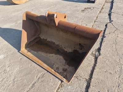 Lot 776 - 60" V Bucket 45mm Pin to suit 4-6 Ton Excavator (Pin Centre 26cm, Dipper Width 15cm)