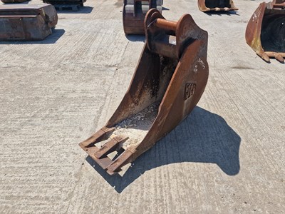 Lot 535 - JCB 18" Digging Bucket 65mm Pin to suit 13 Ton Excavator (Pin Centres 39cm, Dipper Width 25.5cm)