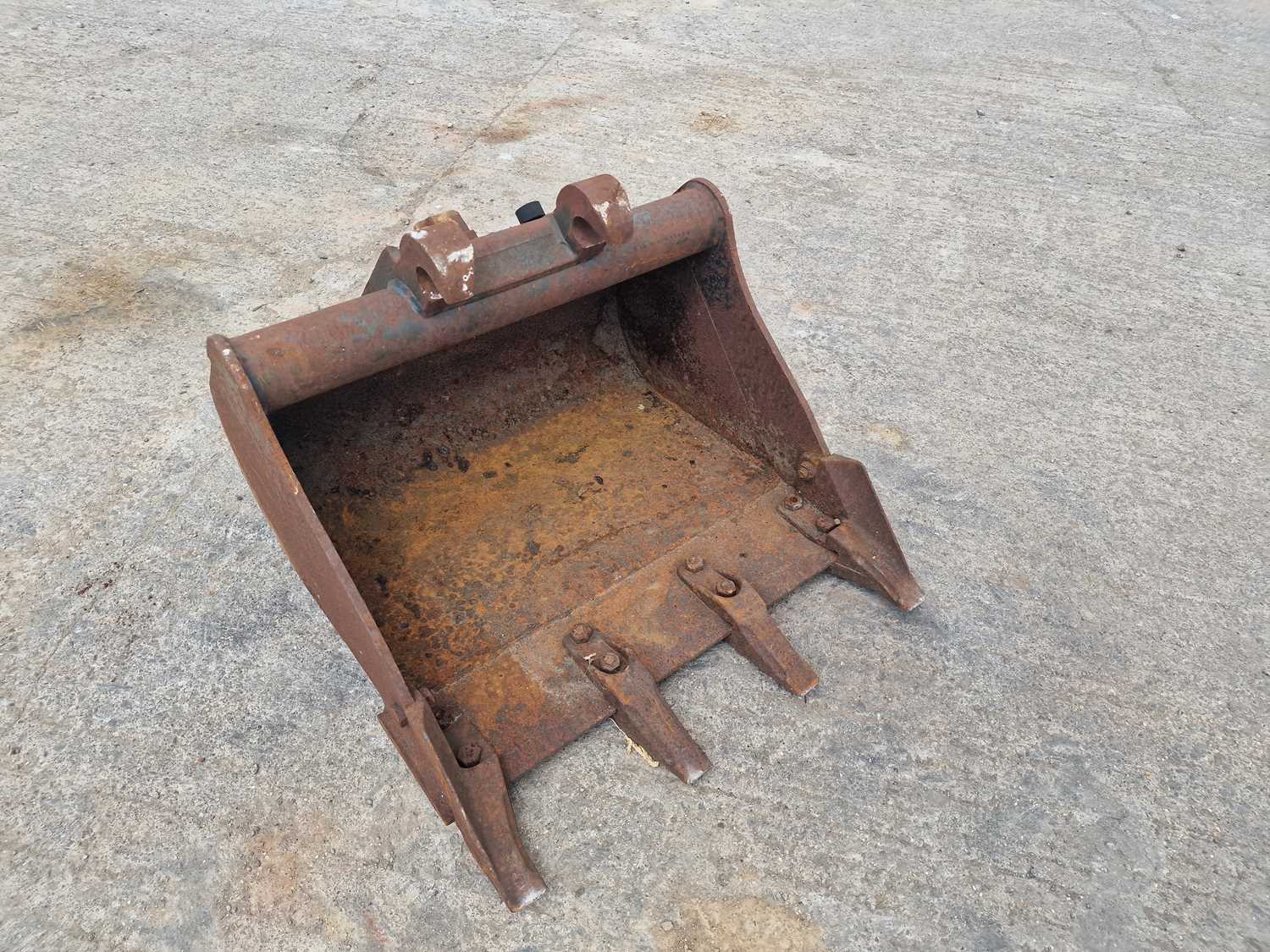 Kubota 24" Digging Bucket KLAC Headstock to suit Mini