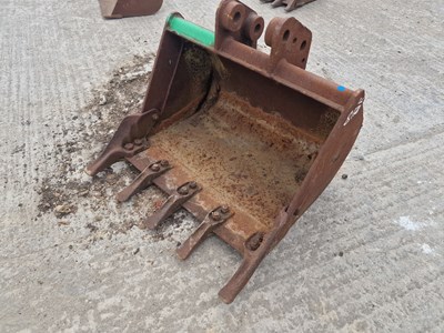 Lot 486 - JCB 30" Digging Bucket 35mm Pin to suit Mini Excavator (Pin Centre 13cm, Dipper Width 13.5cm)