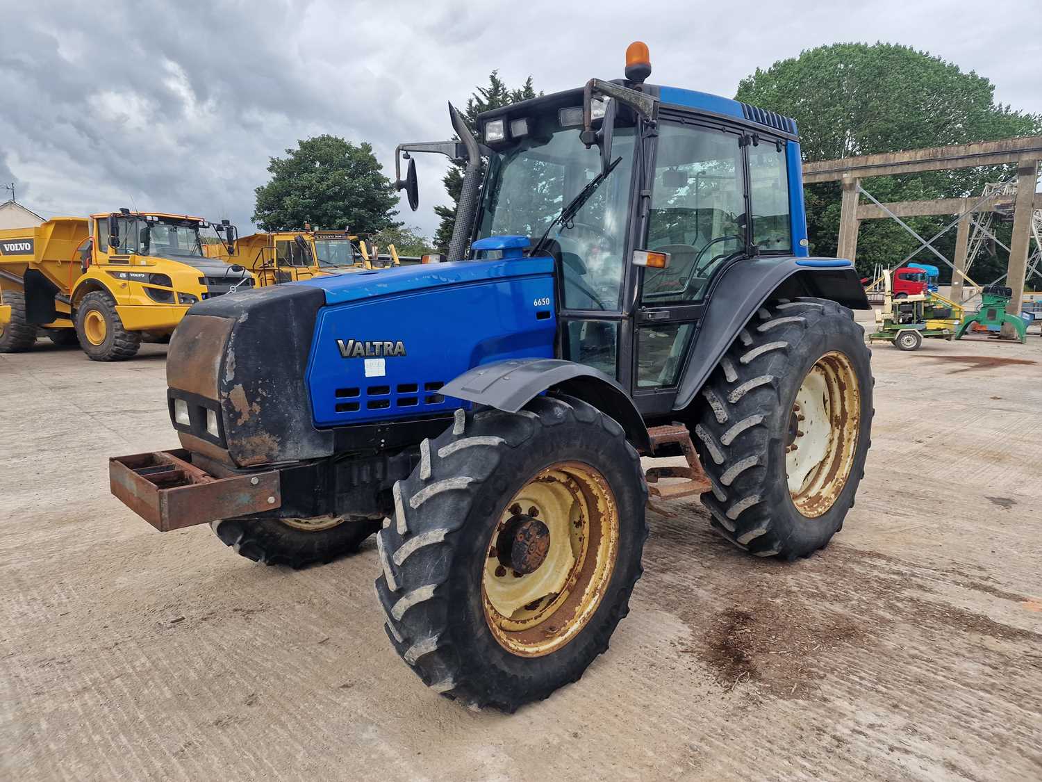 Lot 81 - Valtra 6650 4WD Tractor, 2 Spool Valves, Push Out Hitch, A/C, 420/85R38 Rear,  340/85R28 Front