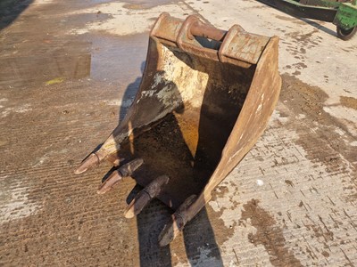 Lot 36" Scoop Bucket 65mm Pin to suit 13 Ton Excavator (Pin Centre 45cm, Dipper Width 28.5cm)