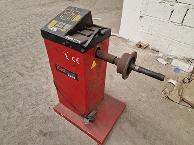 Lot Red Back RB109 240Volt Wheel Balancer Machine