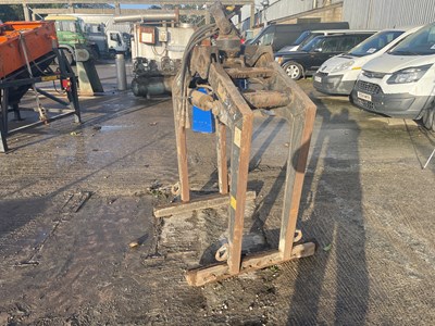 Lot 487 - Hydraulic Block Grab to suit Crane