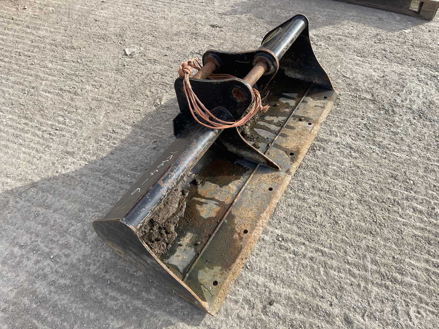 Lot 811 Strickland 48 grading bucket with 40mm pins