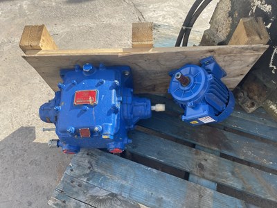 Lot 530 - Blue Pump & motor