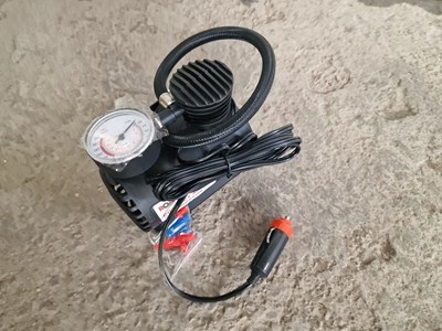 Lot 91 - Roadster 12Volt 250Psi Tyre Inflator Compressor