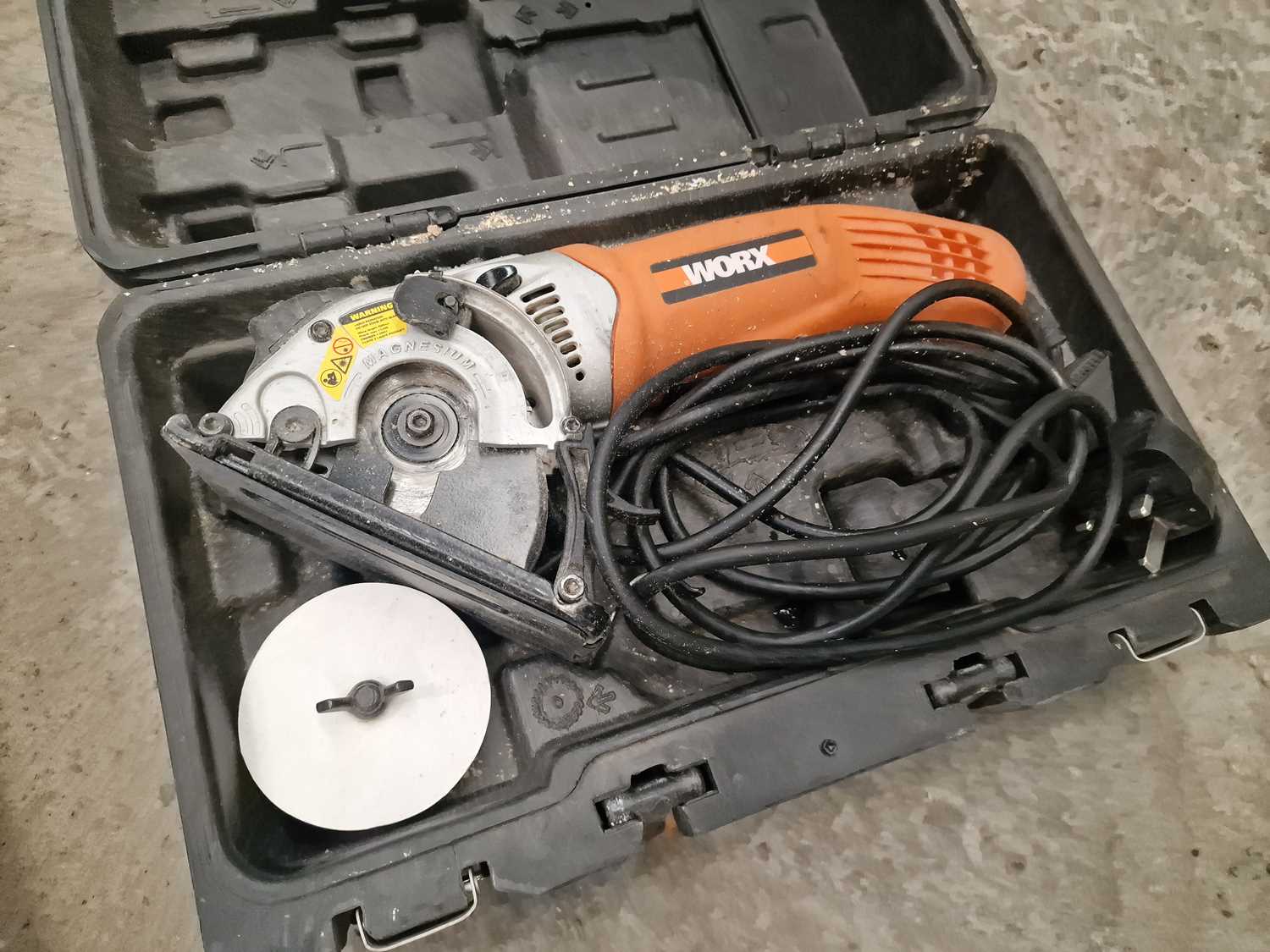 Lot 30 Worx 240Volt Compact Circular Saw