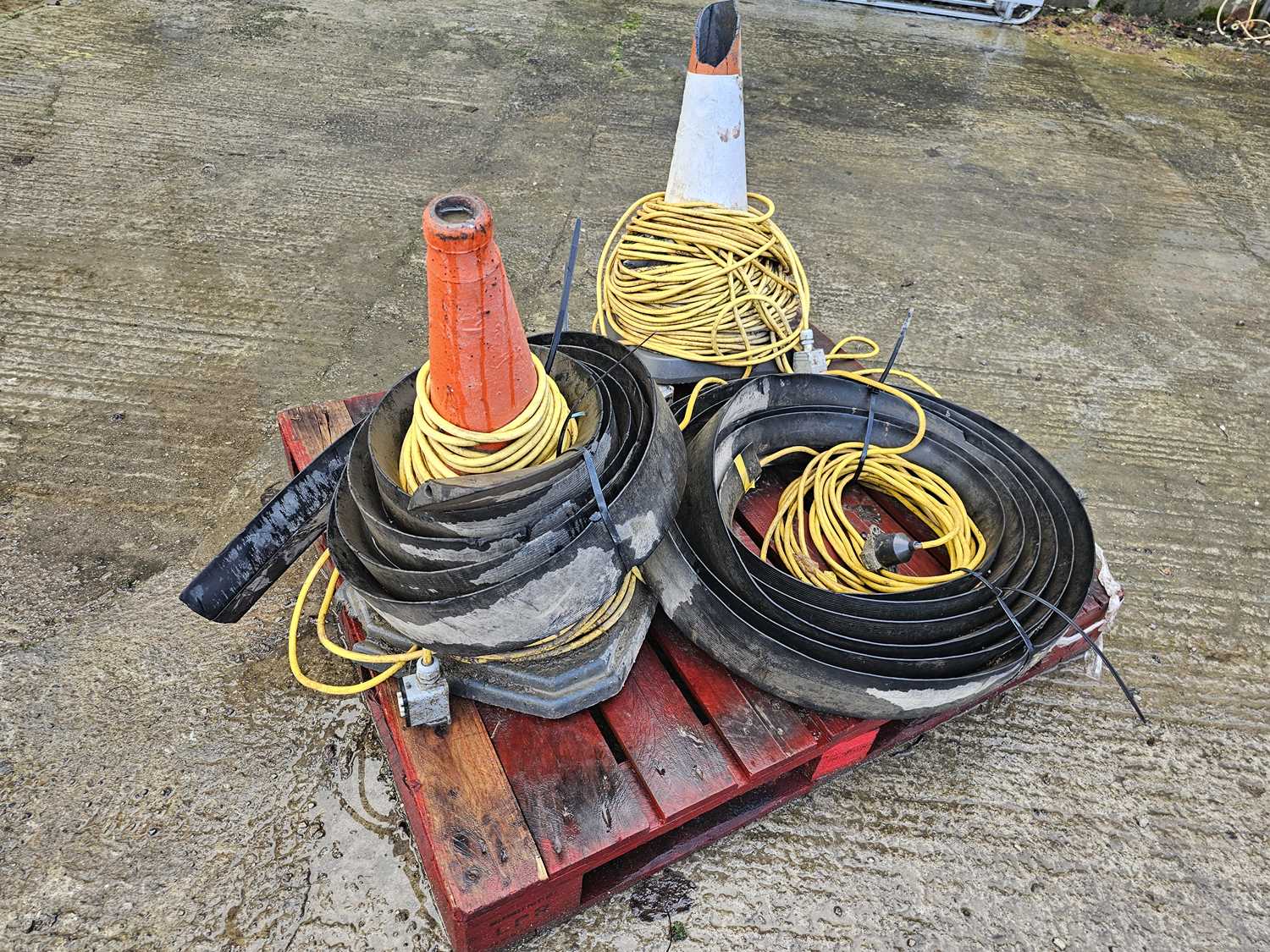 Lot 414 - Selection of 110Volt Cable