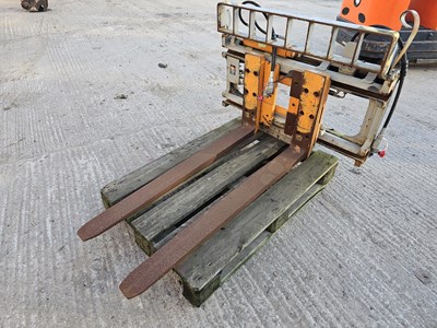 Lot 532 - 2018 Durwen RSV25 GS-SP Fork Positioner Carriage & Forks to suit Forklift