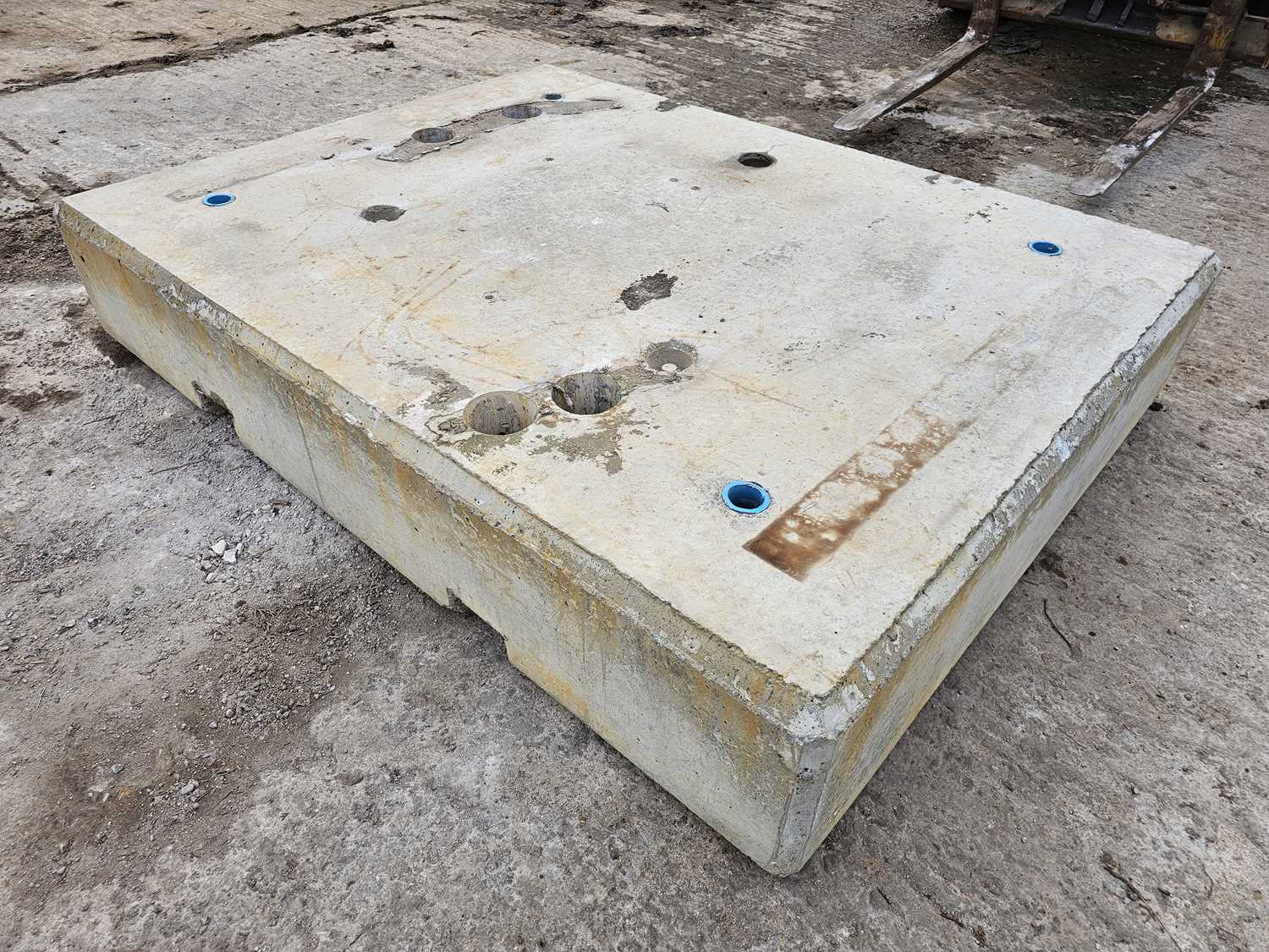 Lot 770 - 1950 x 1500 x 350 Concrete Counter Weight