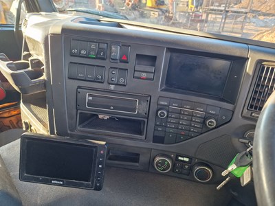 Lot 42 - Volvo FMX420 Euro6 8x4 Tipper Lorry, Boweld Body, Reverse Camera, Easy Sheet, Edbro Tipping Gear, Air Tail Gate Lock, Automatic Gear Box, A/C (Reg. Docs. Available, Tested 03/23)