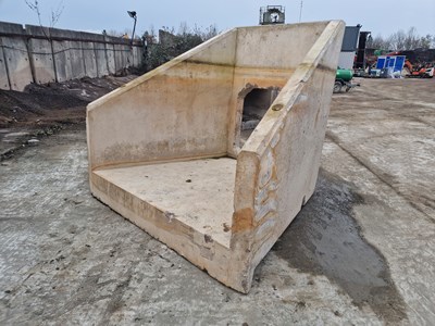 Lot 360 - 145cm to 230cm x 195cm Headwall, 120cm to 200cm Centre