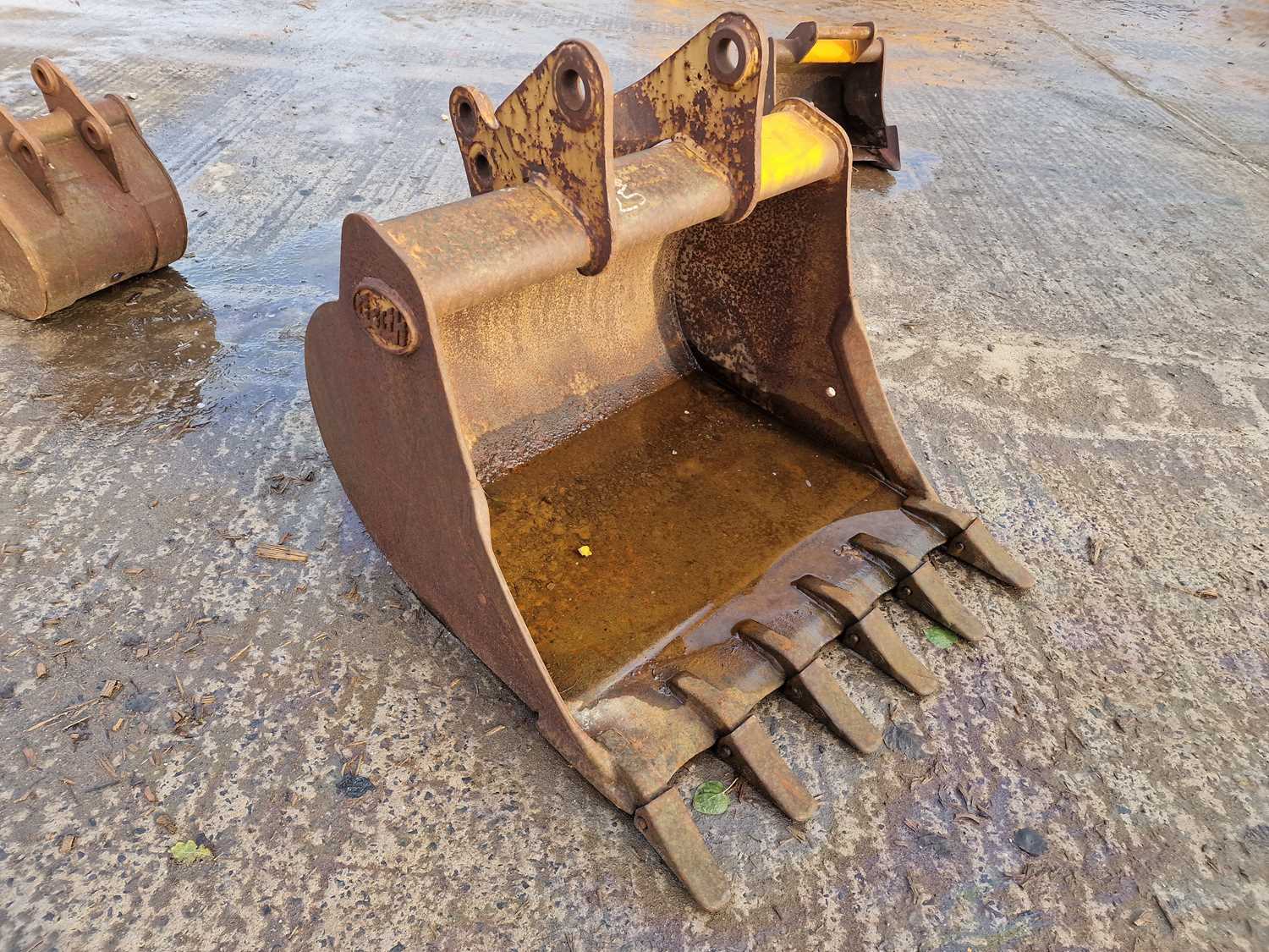 Lot 277 Geith 36" Digging Bucket 45mm Pin to suit