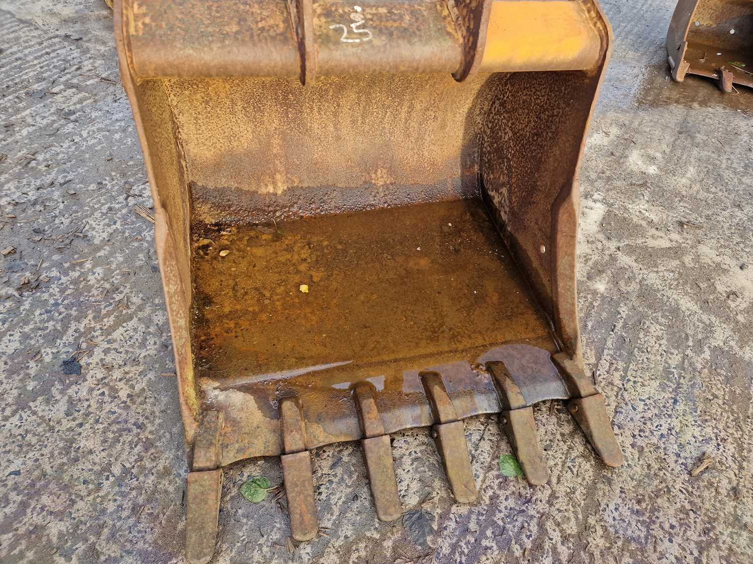 Lot 277 Geith 36" Digging Bucket 45mm Pin to suit