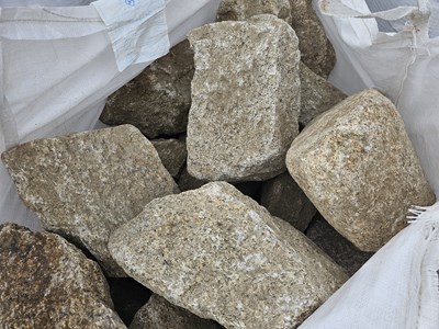 Lot 150 - Bulk Bag of Granite Walling Stone