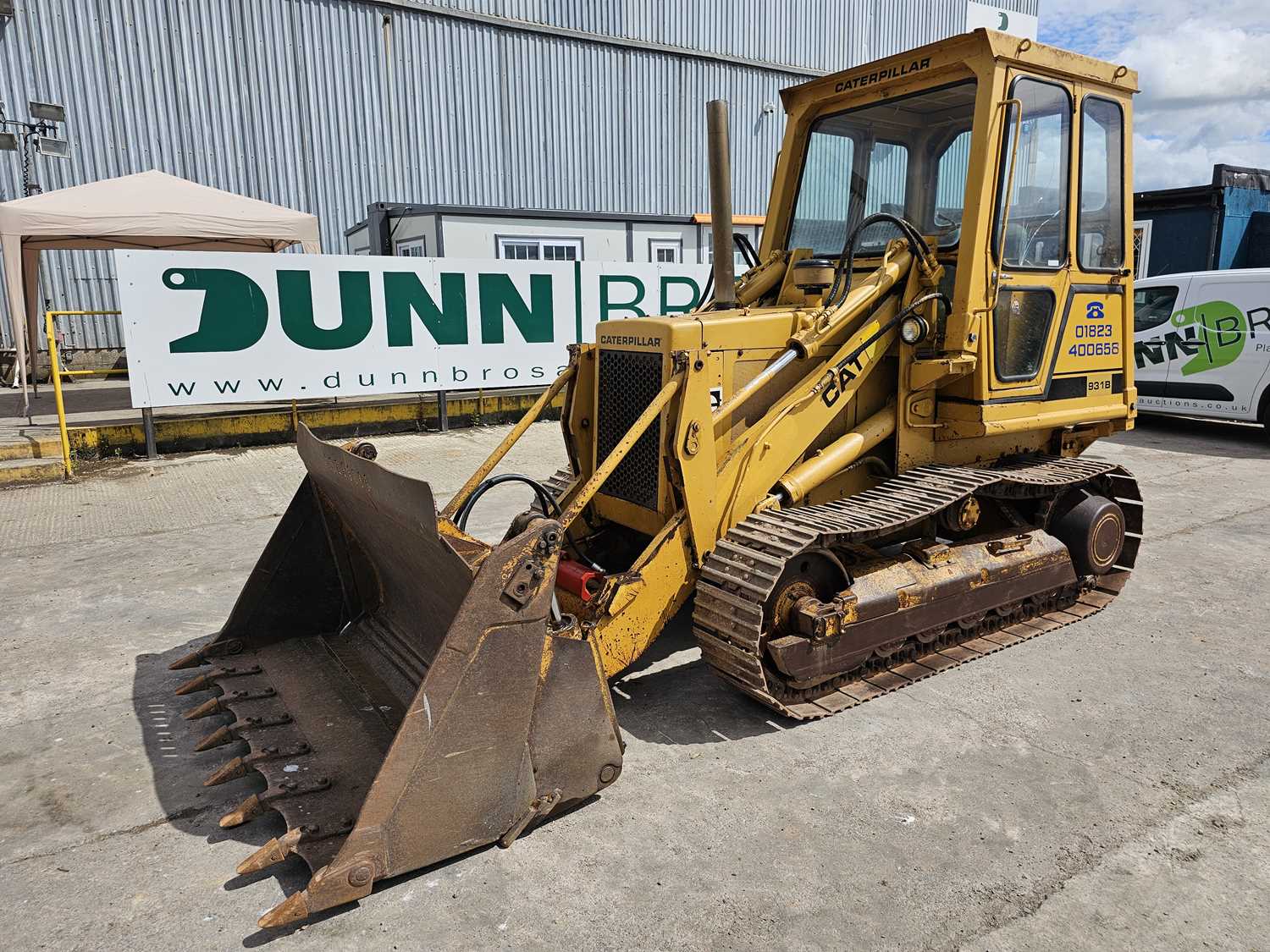 931b Lot 207 - CAT 931B Tracked Loader, 3 in 1 Bucket