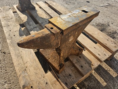 Lot 18 - Large Anvil